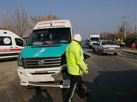 Manisa’da otomobil ve minibüs çarpıştı: 5 yaralı